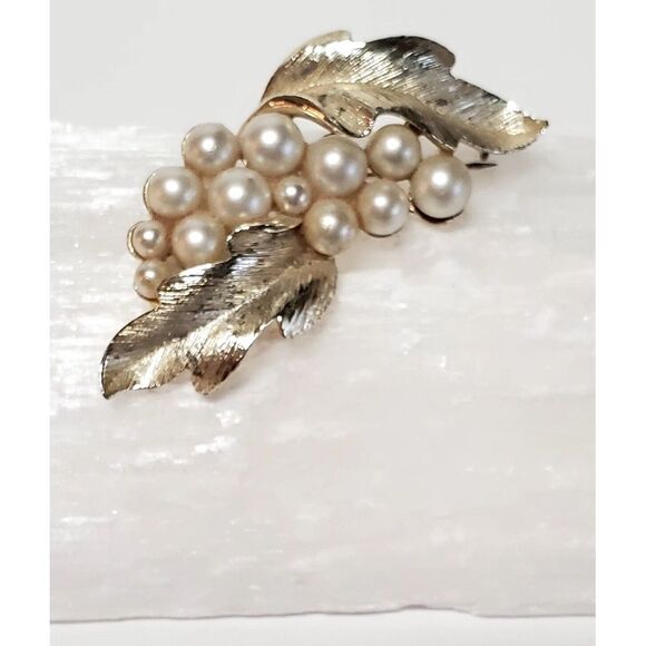 VTG Lisner Brooch Signed White Gold Tone Leaves Faux Pearl 1960's MINT Condt Pin - Picture 6 of 13